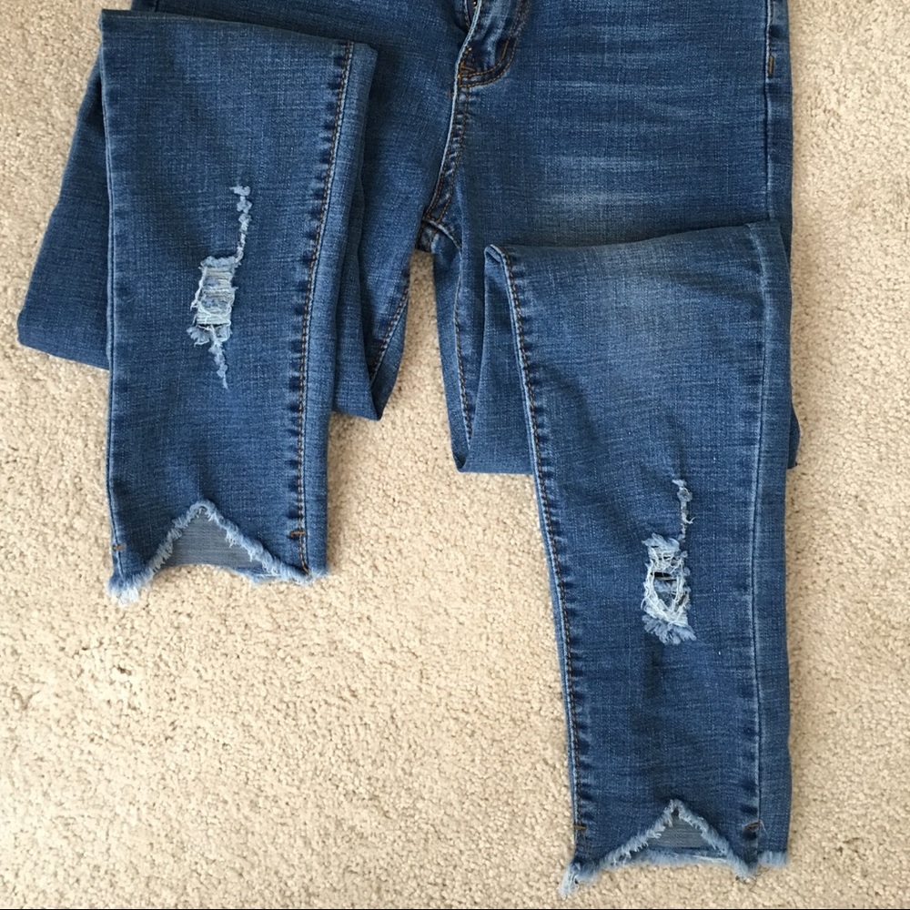 NWOT Boutique frayed hem jeans